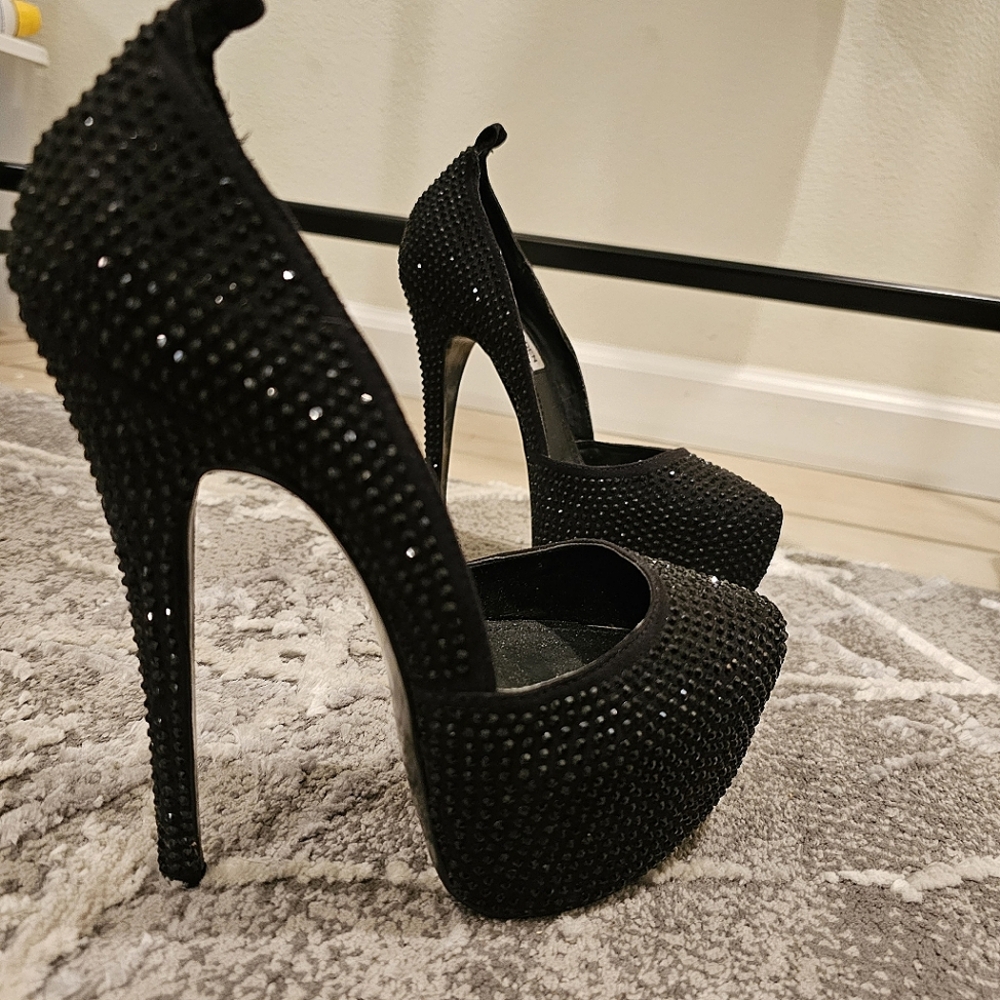 Video Listing - Black Platform Heels. Steve Madden. DEENY.